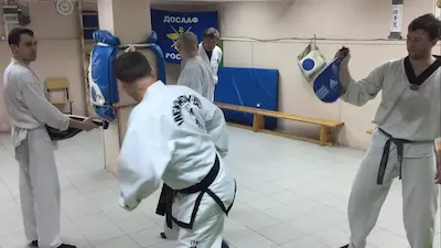 Отработка ударов ногами
