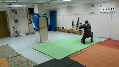 Изготовка к стрельбе с колена из пистолета